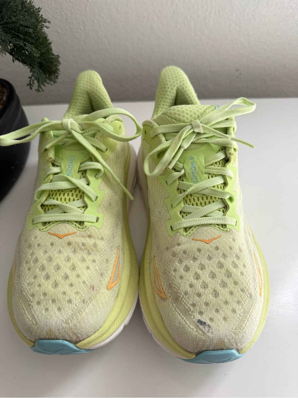 Hoka clifton 9 Women' size 7 Neon Yellow and Light Blue Running Shoes - Picture 3 of 10
